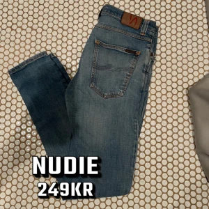 Nudie jeans slimfit - Feta jeans från Nudie i slimfit! Storleken är 32 i midjan och 32 i längden, inga defekter förutom smått vid fickorna (se bild 3) Fråga gärna om ni har funderingar!