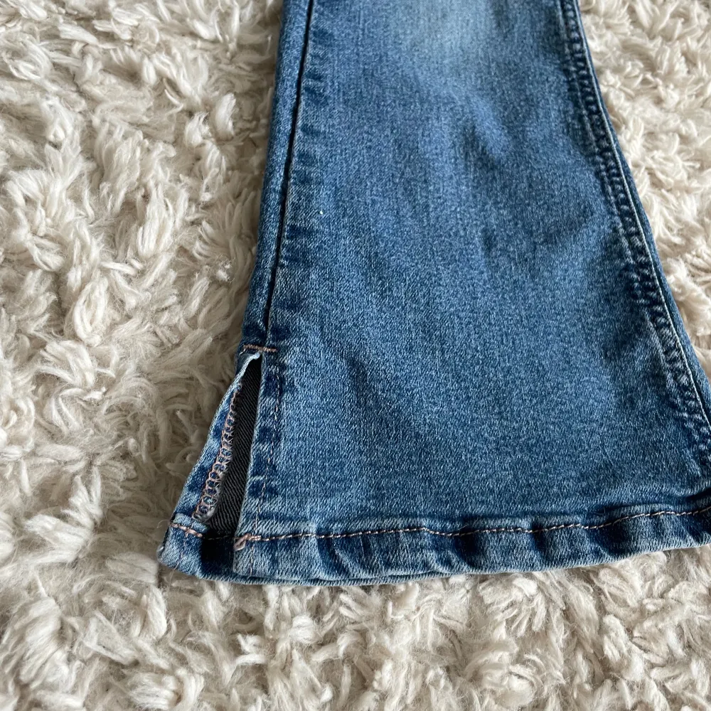 Säljer ett par fina jeans från H&M. De är använda många gånger men är i ett fint skick❤️ Köpt för 100kr. OBS! Köparen står för frakten.. Jeans & Byxor.