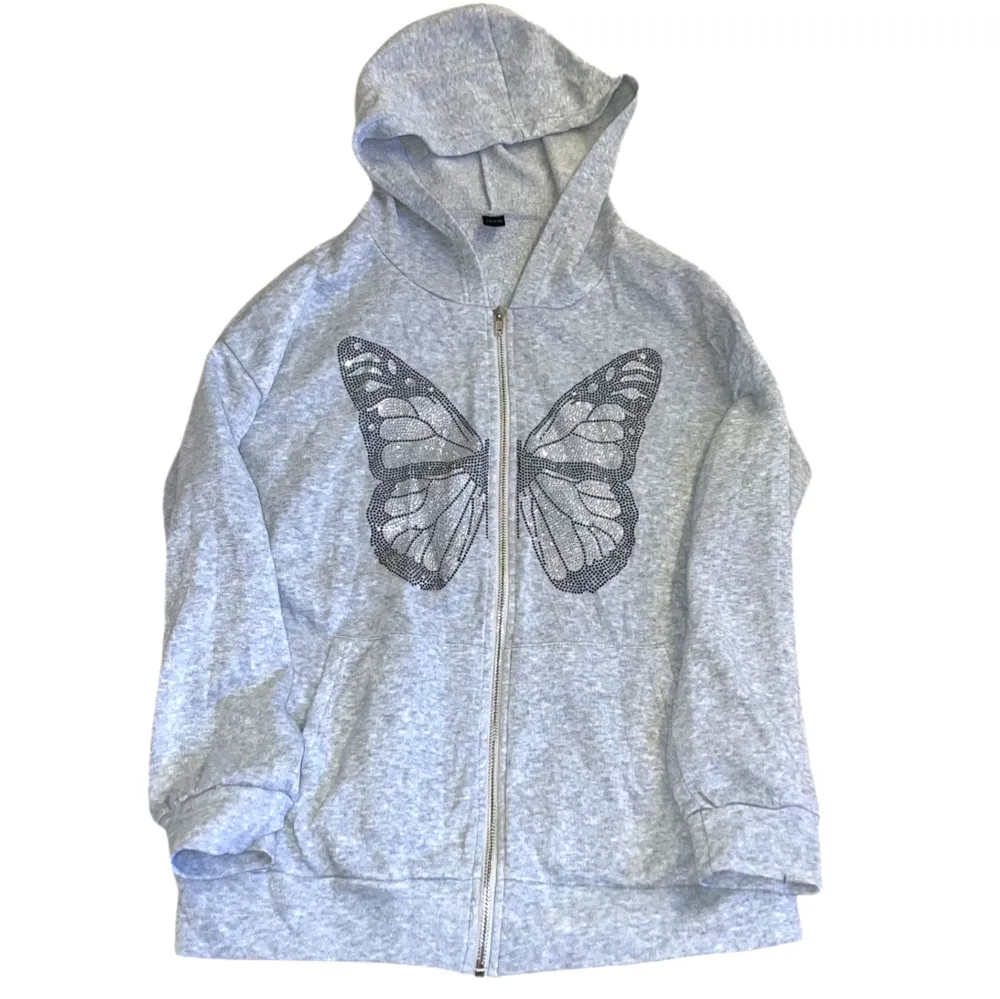 storlek 38/M. använd och okej skick! grå hoodie med stor fjäril i rhinestones, från SHEIN!. Hoodies.