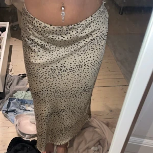 Kjol - Super fin o så skön, silkesmaterial o den e knappt använd så väldigt bra skick!!