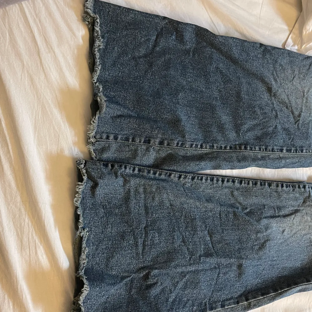 Skitsnygga jeans som är lite sprättade k midjan och längst ner på benen. Bekväma, sitter bra, använda fåtal gånger . Jeans & Byxor.