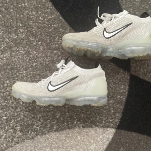 Nike Vapormax - Hej, säljer nu dessa vita Nike vapormax flyknit eftersom att de har blivit för små. De är använda i max 2 månader och är i ett väldigt fint skick. Storlek 41.  Priset kan diskuteras.