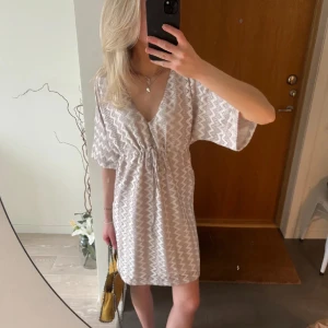 Missonimönstrad klänning  - Såå fin missonimönstrad klänning med snörning från märket Dry Lake💕