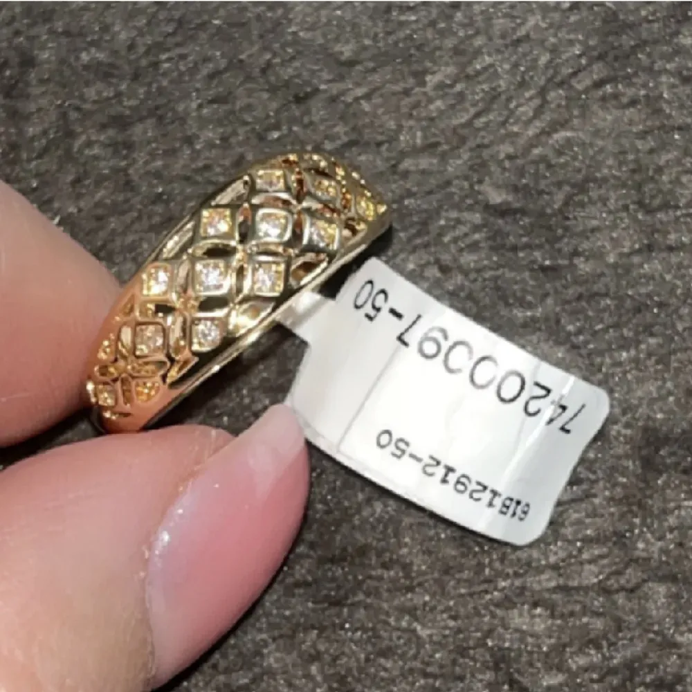 Säljer denna oanvända guldplatterade ringen. Storlek 50 forum, från ur & penn. Nypris 298kr. . Accessoarer.