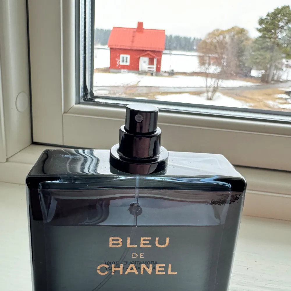 Tja! Säljer nu min bleu de Chanel parfum 85 ml. BYTEN kan vara intressanta. Perfekt sommardoft som är fräsch och god. Perfekt för din son, man eller vän! Byten kan vara intressanta som sagt, Nypris är 1924kr Mitt pris 1100kr.. Övrigt.
