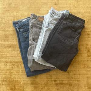 Säljer jeans i straight och relaxed modeller. Bra skick på samtliga jeans! Gråa: Zara, ljusblåa: Weekday, blåa: Hm, svarta: Hm. Storlek på samtliga jeans är 32/32. 100kr för alla jeans