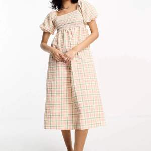 Jättesöt klänning i nyskick! Två av bilderna är lånade från Asos hemsida. Perfekt för sommaren 🫶 Skrig gärna vid frågor 