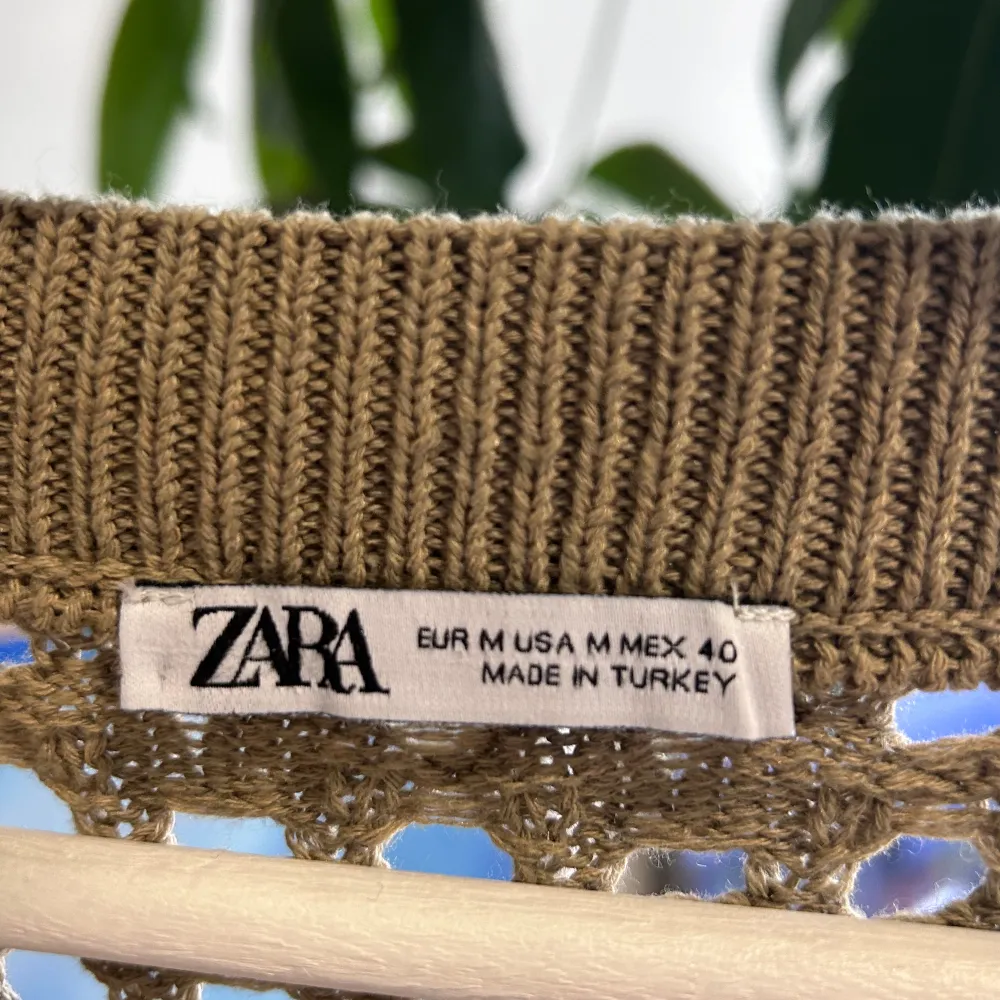 ZARA SWEATSHIRT SOLD OUT❌❌❌ NO TAG ORDER CONFIRMATION AVAILABLE  SIZE M NEVER WORN ONLY TRIED BOUGHT FOR 400kr SELLING FOR 250kr DM ME 🥃🥃🥃❌❌❌. Tröjor & Koftor.