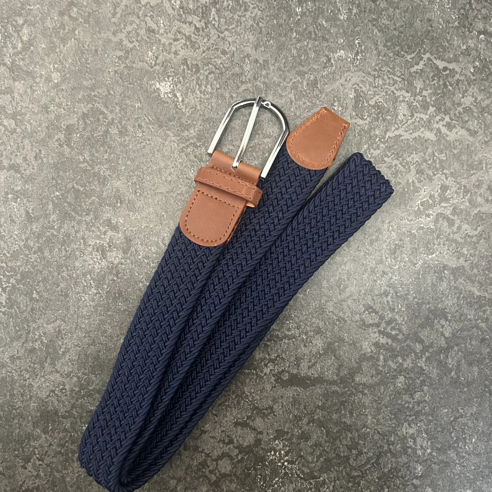 Ett helt nytt exklusivt flätat bälte. Den är i mörkblå färg och har aldrig använts. Perfekt bälte för dig som vill få lite elegans på din outfit 😍. Accessoarer.