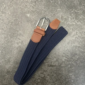 Flätat bälte  - Ett helt nytt exklusivt flätat bälte. Den är i mörkblå färg och har aldrig använts. Perfekt bälte för dig som vill få lite elegans på din outfit 😍
