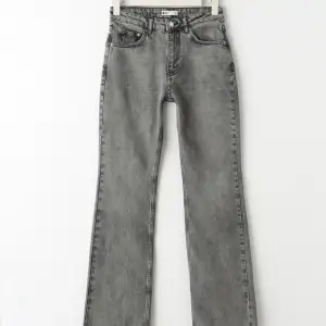Gråa bootcut jeans från Gina tricot. För små för mig i midjan dock bra i längden, är 165. Bra skick!! 