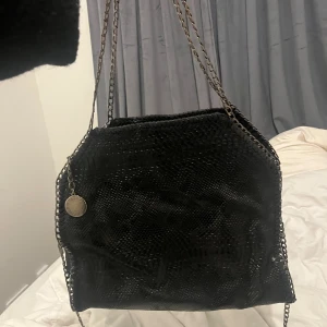 Säljer min superfina ”Stella mc” väska  - Jättebra skick däremot inte äkta  🩷🙌🏻