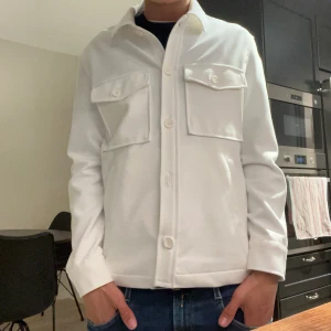 Zara Overshirt  - Säljer en vit Overshirt från zara väldig bra skick! 10/10 hör av dig om du har några frågor eller funderingar!