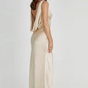 Balklänning  - Jag säljer denna fina champagne färgade balklänning i storlek xxs men skulle säg att den sitter som en xs också. Jag säljer denna då jag har en annan💕Har endast testat den. Den passade perfekt på mig, jag är 160cm. Pris kan diskuteras🥰