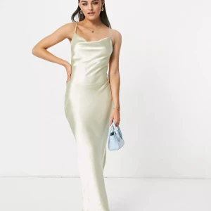 Balklänning - En så fin guldig balklänning från Asos i storlek 36. Endast använd en gång på min bal och är därför i väldigt bra skick! Säljer för 400kr, nypris 789kr. Hör av dig för fler bilder eller vid frågor🥰