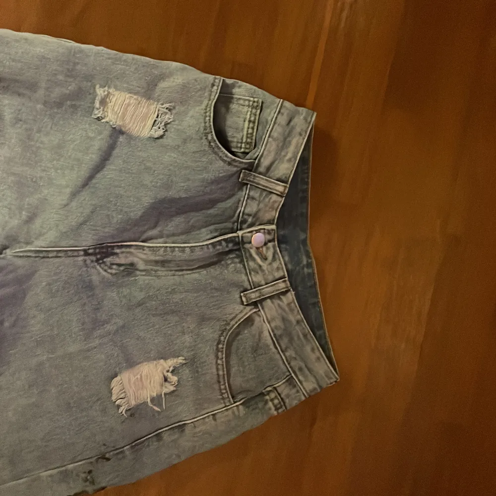 Blåa jeans som är jätte snygga och som är Stockholm stil❤️👖. Jeans & Byxor.