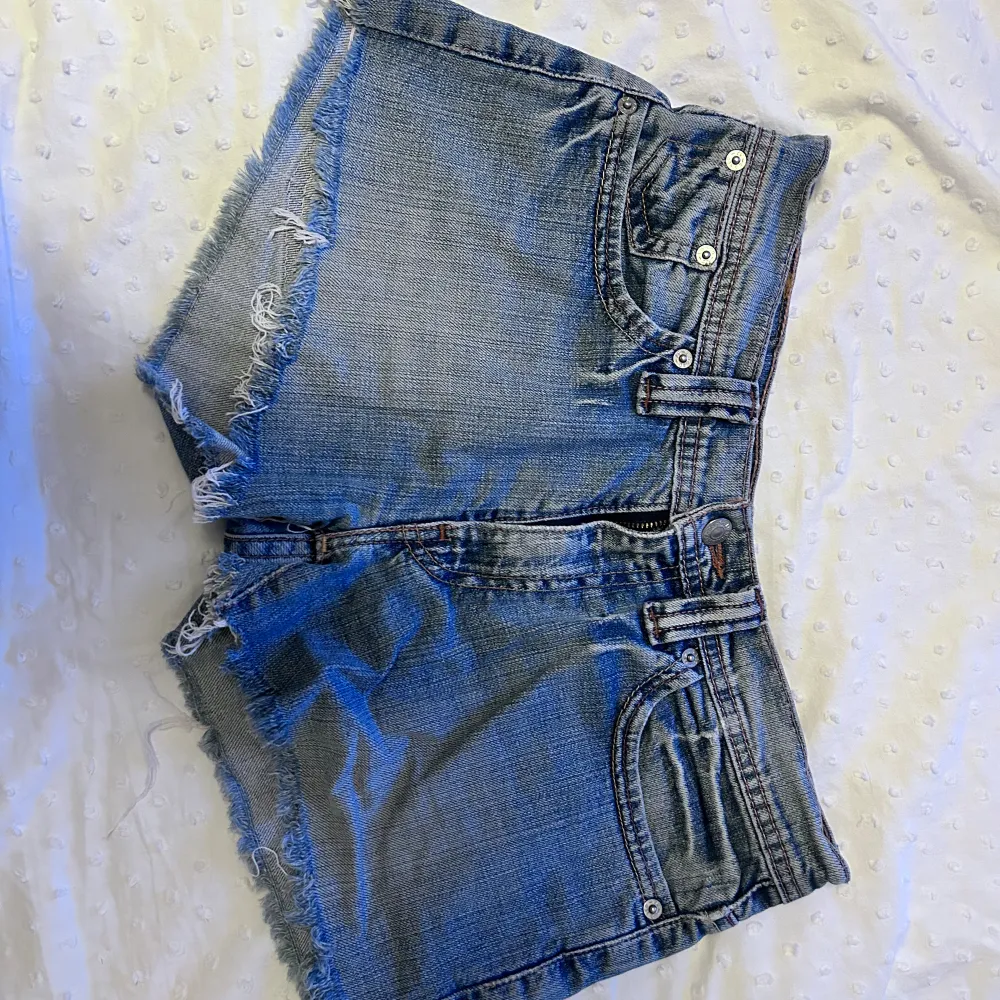 Snyggaste jeansshortsen från Levis. Bra skick och perfekta nu till sommaren. Säljer eftersom de inte passar.. Shorts.