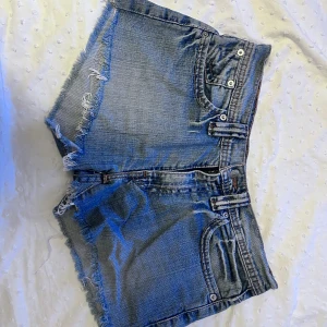 Jeansshorts  - Snyggaste jeansshortsen från Levis. Bra skick och perfekta nu till sommaren. Säljer eftersom de inte passar.