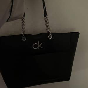  Kevin Klein väska i färgen svart