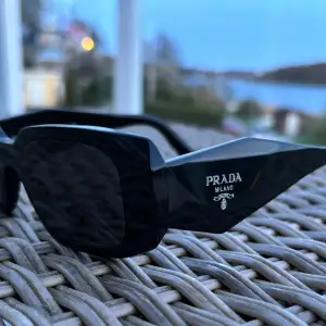 Prada Symbole Solglasögon 🕶️ , perfekt till våren och sommarens soliga dagar ☀️☀️. Passar både män och kvinnor då de är unisex. Köpte dessa när jag var i Milan Italien, för cirka 350 Euros (4000kr). Glajorna är i ett fint skick, 10/10. 😘😻
