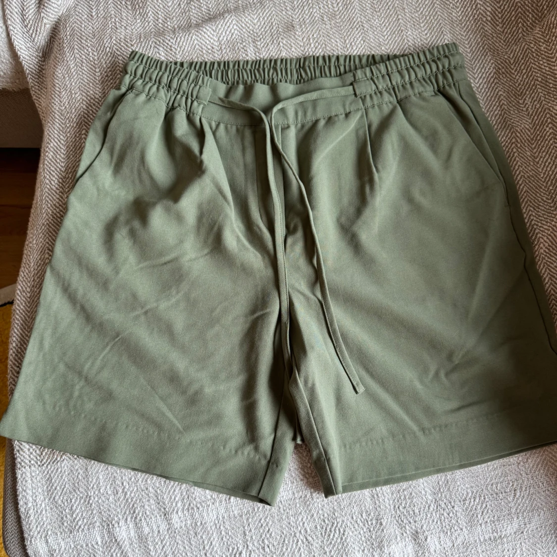 Green khaki shorts with pockets