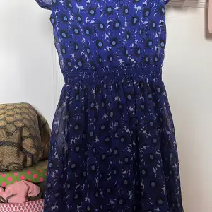 Dark blue summer dress in great condition. Barely used. Size 152, but fits a little bigger. Price can be discussed. 