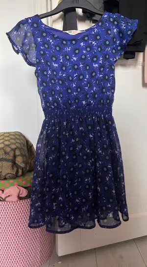 Dark blue summer dress in great condition. Barely used. Size 152, but fits a little bigger. Price can be discussed. 