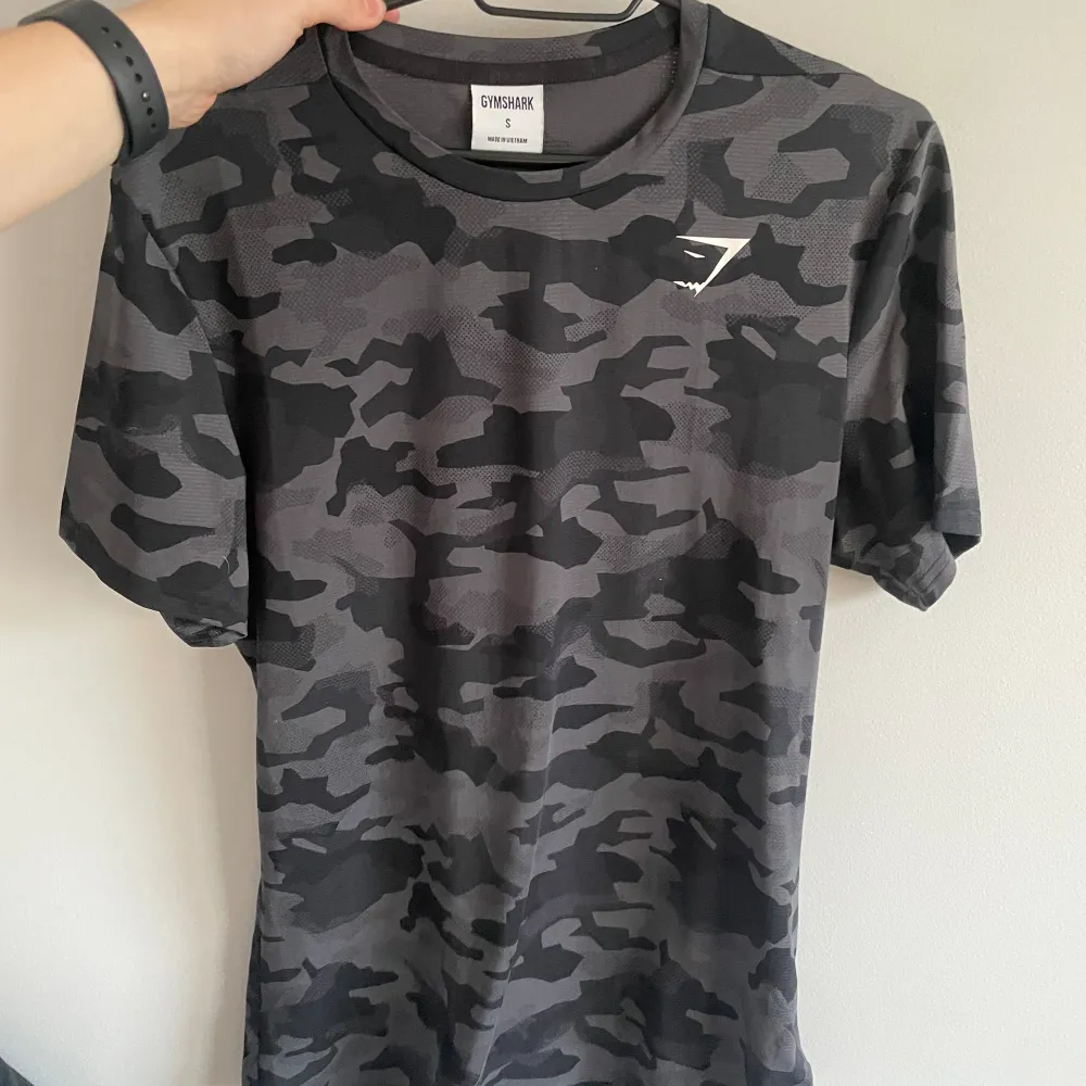 Säljer lite träningskläder då jag aldig he använder dom. Hoodie M 300kr Båda tröjorna S 100kr stk Kan köpas separat men också i ett packet (billigare) Kan säljas privat också. Sportswear.