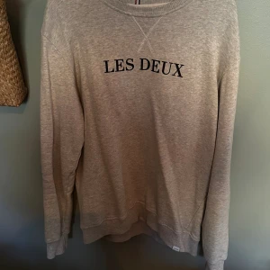 Sweatshirt  - Säljer en sweatshirt av märket Les Deux. Knappt använd. Betalning via Swish 