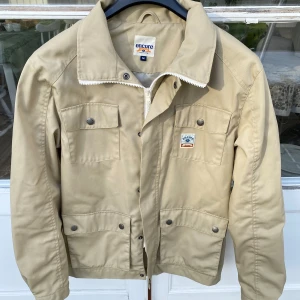 Workwear Jacka från Encore - Hej, säljer en snygg workwear jacka i beige färg från Encore. Strl M. Många små snygga detaljer. Praktiskt och bekväm. Perfekt för våren. Utmärkt skick utan defekter eller skador. Nypris var runt 800kr. Priset är inte hugget i sten. Hörs vid frågor. 