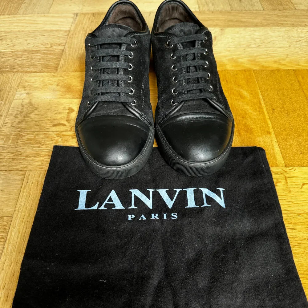 Tjena säljer nu ett par Lanvins i storlek UK 7 men passar 42-43. Det är hel svarta och skicket är 9/10 riktigt fräscha. Pris: 2399kr. Fraktas snabbt och hör av er vid minsta fundering🔥. Skor.