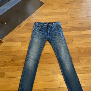 Replay anbass - -Replay anbass 34-32 fits 33-32 - väldigt fint skick -Grym blå färg pm för mer frågor/intresse 