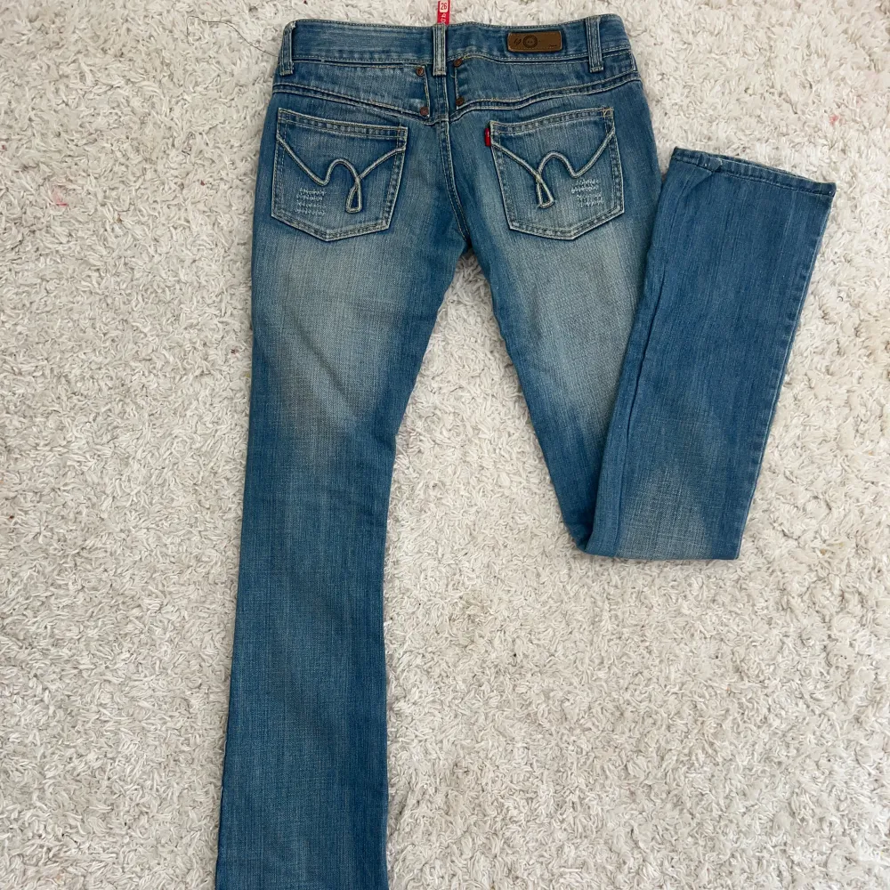 Så snygga lågmidjade Bootcut jeans, sitter egentligen mer Bootcut. De är bara för långa för mig. Innerbenslängd:82 midjemått:36 x2. Vill du köpa trycker du på köp nu, jag postar inom 24h. Jeans & Byxor.