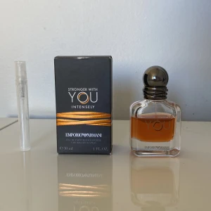 Stronger with you intensely  - 5 ml av av denna goda parfym, söt vanilj och kanel🍦🍪Köp sample så du vet hur den luktar och presterar på din hud⚡️