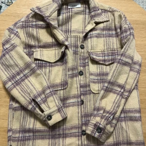 Flannel kofta - Kofta från pull&bear i storlek S. Den är oversized. Den är i bra kvalite. Säljer pga att jag har bytt stil.
