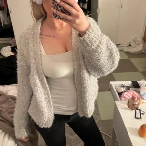 Glittrig kofta - En super snygg glittrig kofta. Köpt från Sellpy. Bra skick. Inga knappar. 