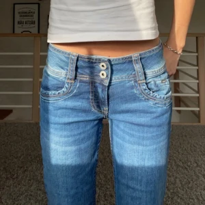 Pepe jeans - (Lånade bilder) säljer dom har jätte fina pepe jeansen då dom tyvärr är förstora för mig annars jätte bra skick, skriv för fler bilder💙