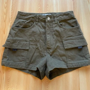 Snygga cargo shorts - Snygga cargoshort, perfekt till sommaren. Är i storlek 36 men kan även passa 34 då dem är lite tajtare i midjan. Köpta på plick men är märket Denim Co, säljer vidare då de inte passar mig längre☺️