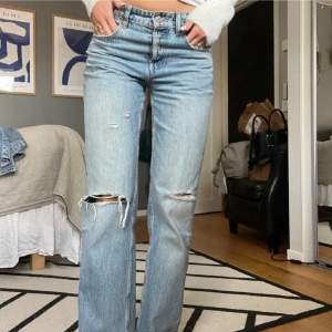 Mid rise jeans från zara köpta för 400kr. Hålet har gått upp lite mer men inget som syns 