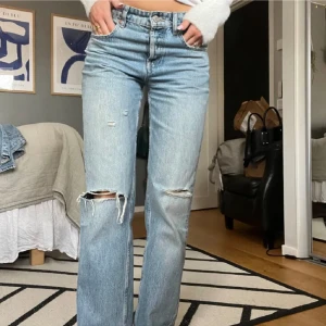 Mid rise jeans zara - Mid rise jeans från zara köpta för 400kr. Hålet har gått upp lite mer men inget som syns 