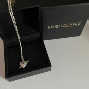 Maria Nilsdotter  - Längd 45, inga slitningar. Allt följer med. 