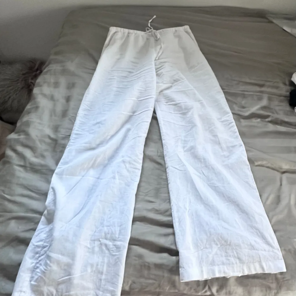 Super fina vita linnebyxor köpta denna veckan men tyvärr blev dom lite stora. Använda 1 gång. Inga defekter  Skriv för eventuella frågor! ⭐️⭐️. Jeans & Byxor.