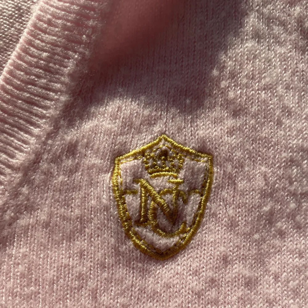 Storlek S. Lite finare tröja med ett märke från Gina Tricot. Är i bra skick förutom lite nopprig. Skönt material. Tröjor & Koftor.