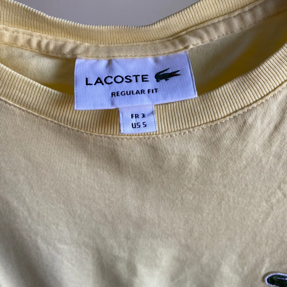 Lacoste T-shirt i small som är köpt på Magasin Du Nord i Köpenhamn för 400dkk. T-shirten är använd ett par gånger så skicket är i nyskick.. T-shirts.