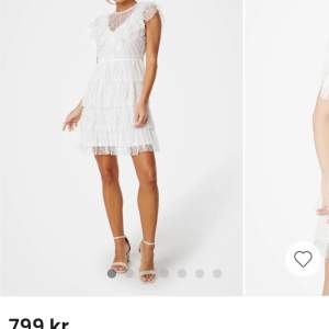 Säljer nu denna superfina klänning från bubbleroom i storlek S🥰 Nypris 799 Aldrig använd med lappen kvar!