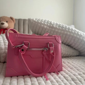 Axelremsväska  - Söt rosa väska som inte kommer till användning 