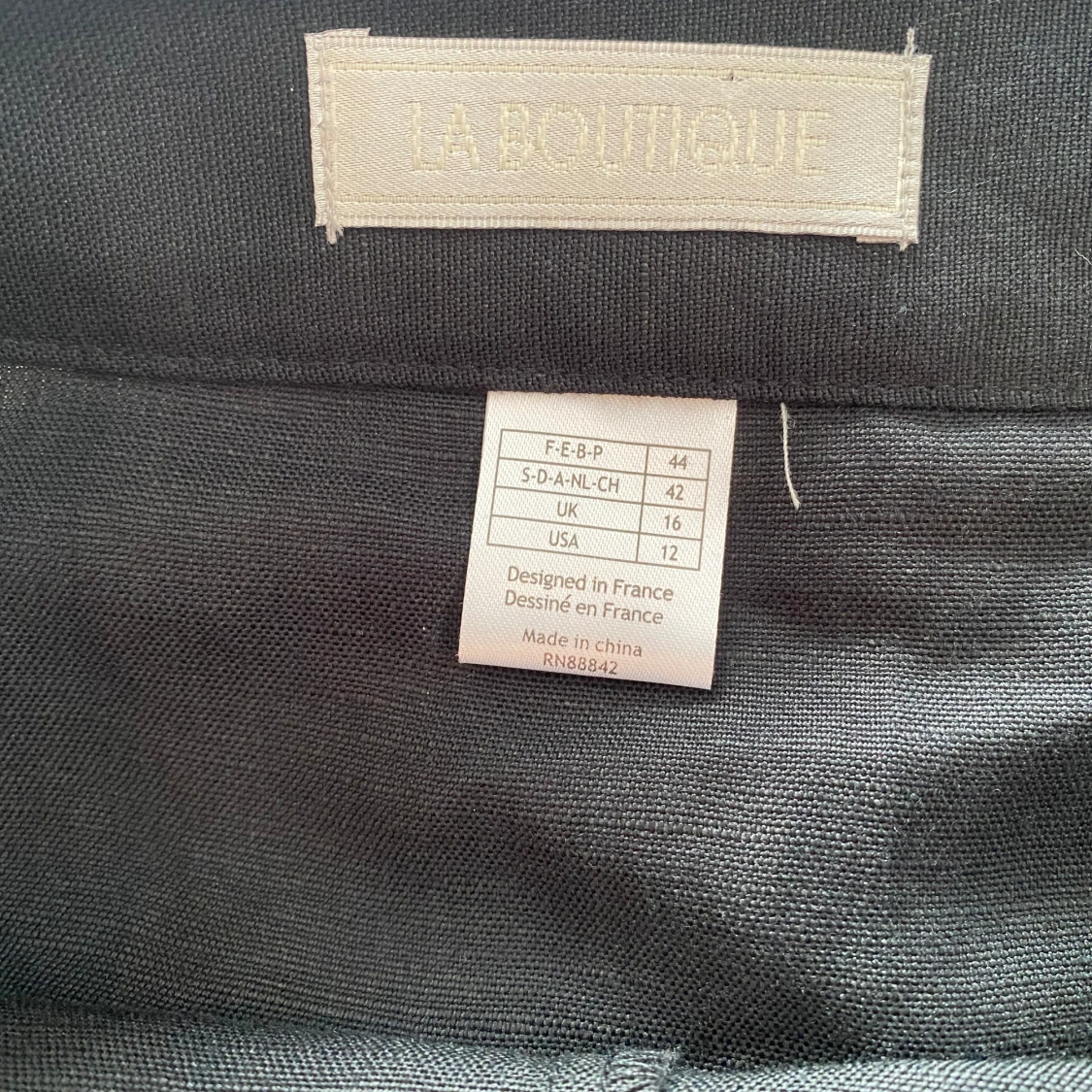 Ny svart vadlång kjol i linne i strl 42 från La Boutique - 91