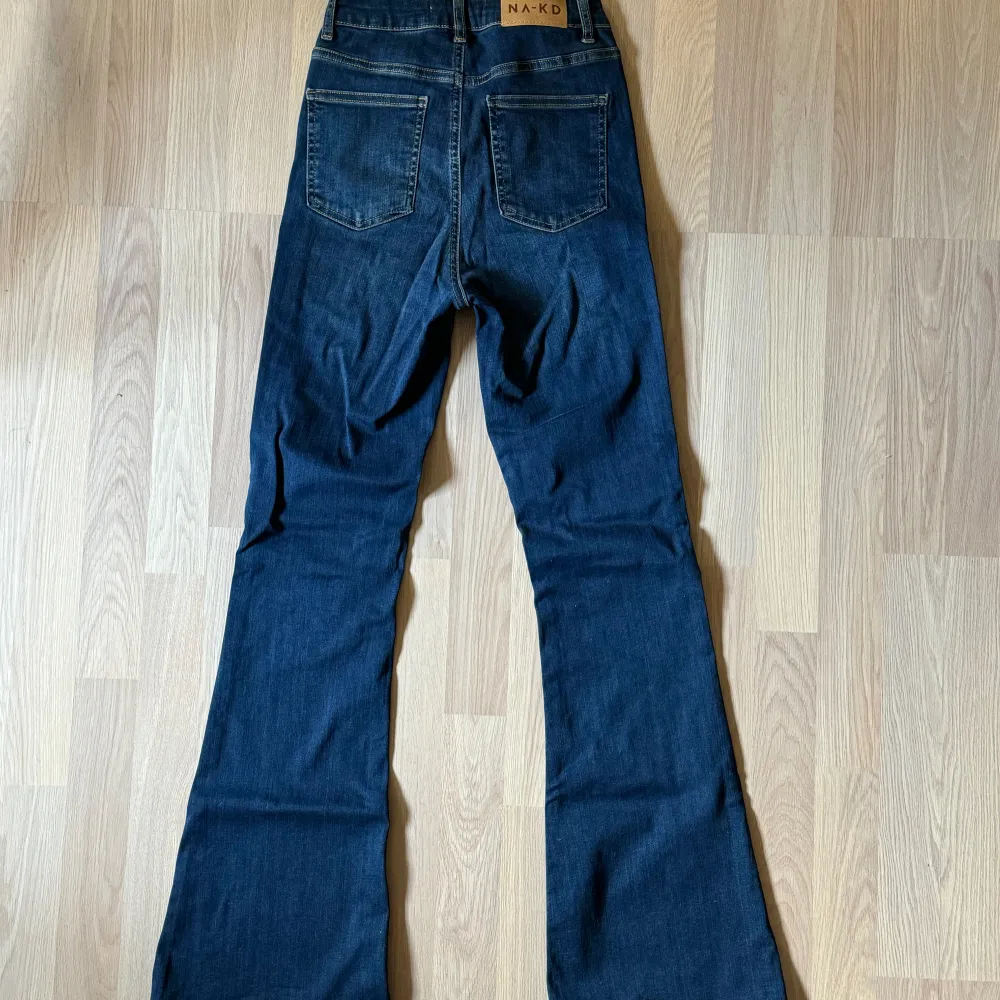 Säljer dessa fina jeans från Na-kd🩵🩵🩵🩵. Jeans & Byxor.