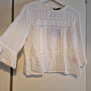 Blus stl.34 - Söt blus från only i storlek 34. Aldrig använd, med prislappen kvar 