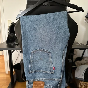 Levis jeans  - Ett par Levis stratuss & co  Dem är i ny skick (dem är knappt andvända) Själs för dem inte passar, Ny pris 1400 kr säljs för 799 34/32 storlek. Pris går att diskutera vid snabb affär